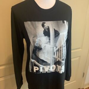 NWT Friends PIVOT! Long Sleeve T-Shirt Sm